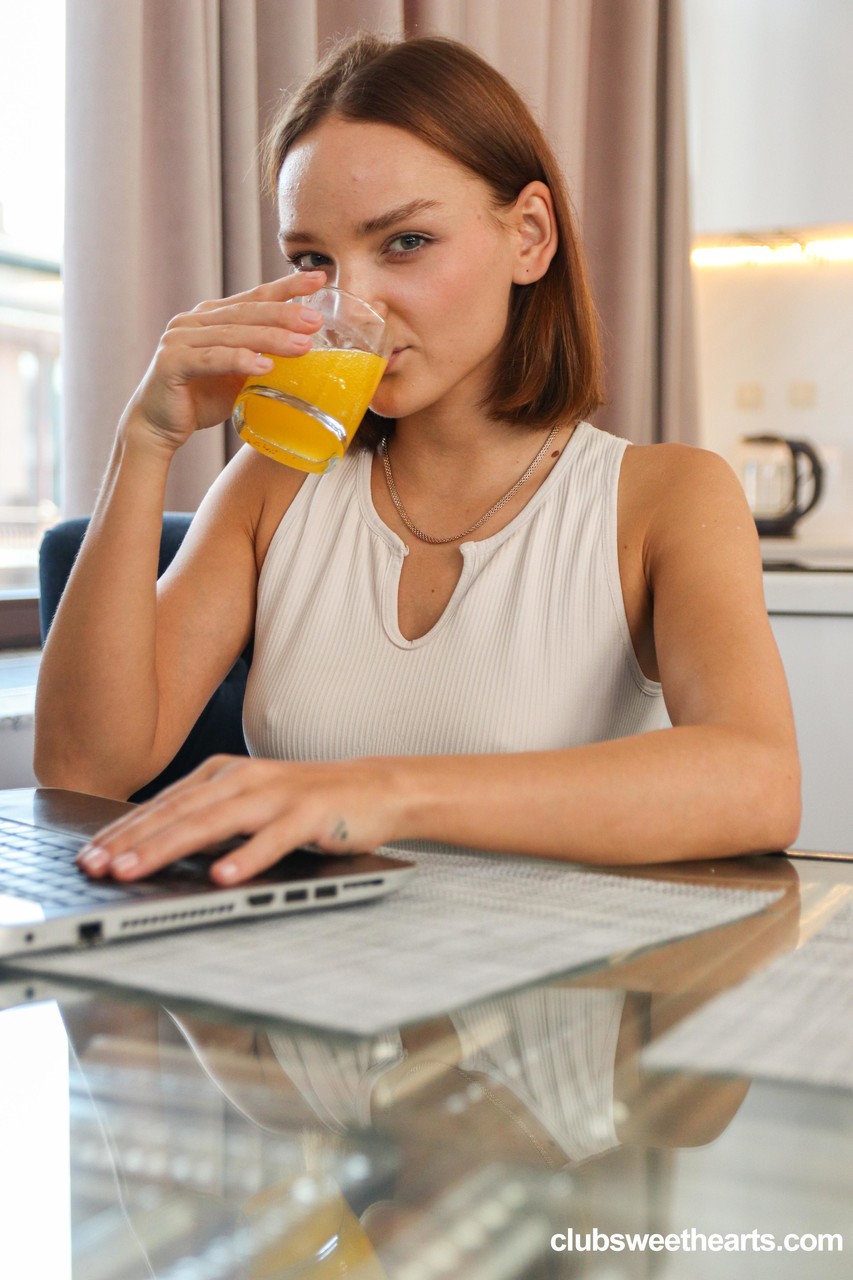 少女奥利维亚·特朗克在杂工猛烈抽插前献上惊人口交