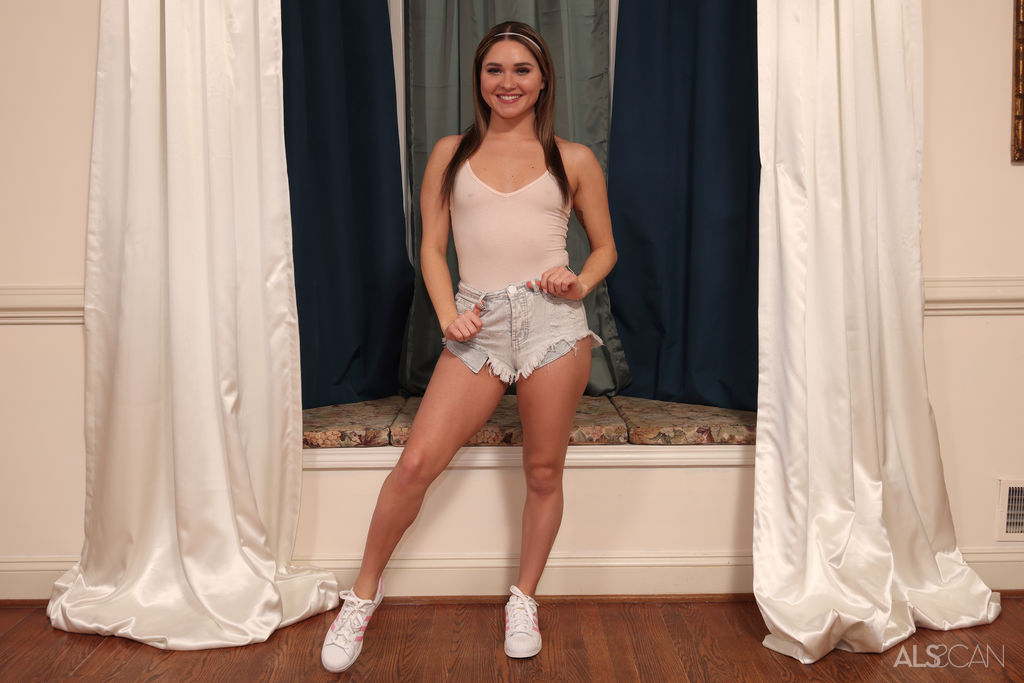 少女佐伊·布卢姆脱光后夹紧阴唇