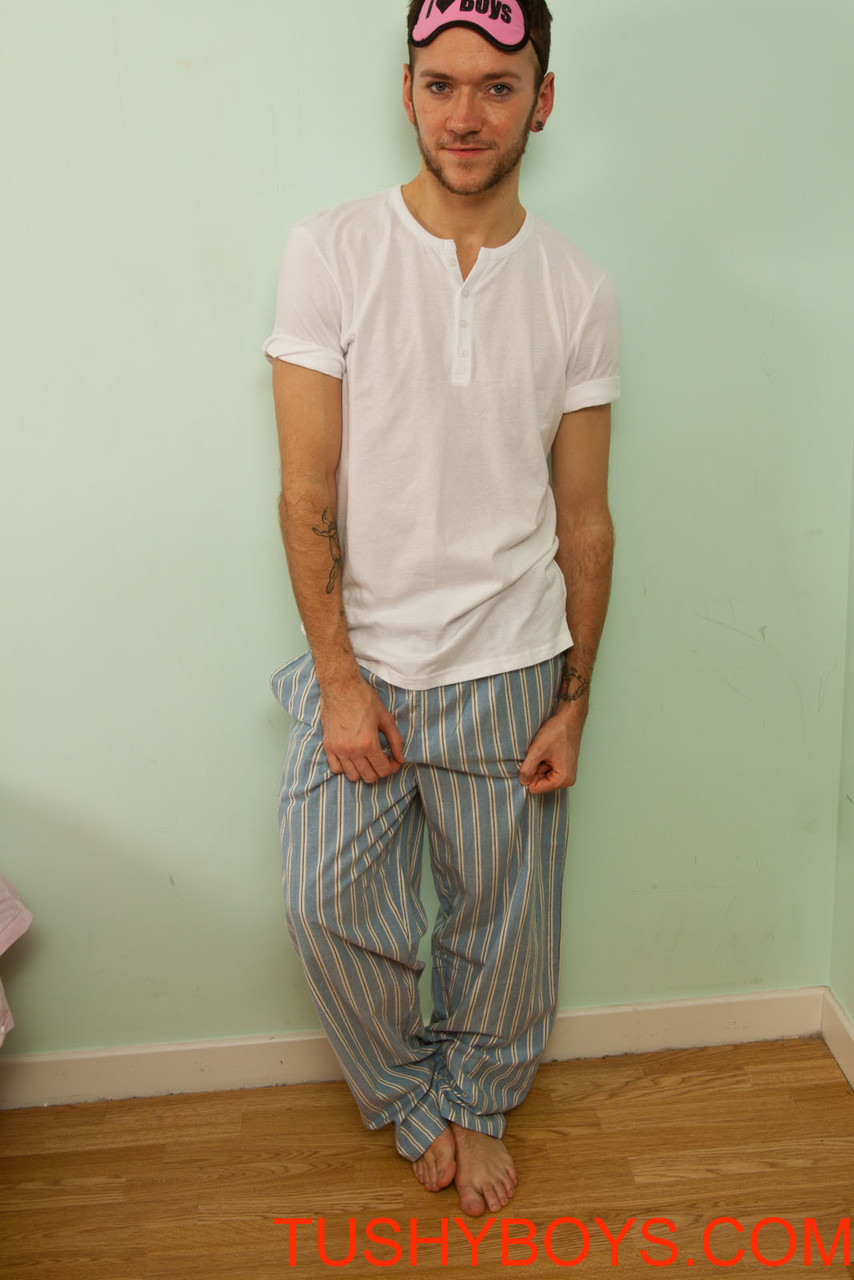 Gay Hunk Shows Off Big Ass In Sexy Bed Striptease