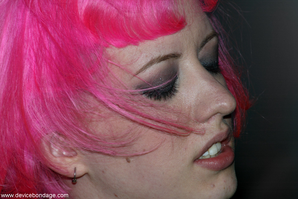 被捆绑和球塞口塞的奴隶女孩安珀·雷恩和切莉·托恩被玩弄