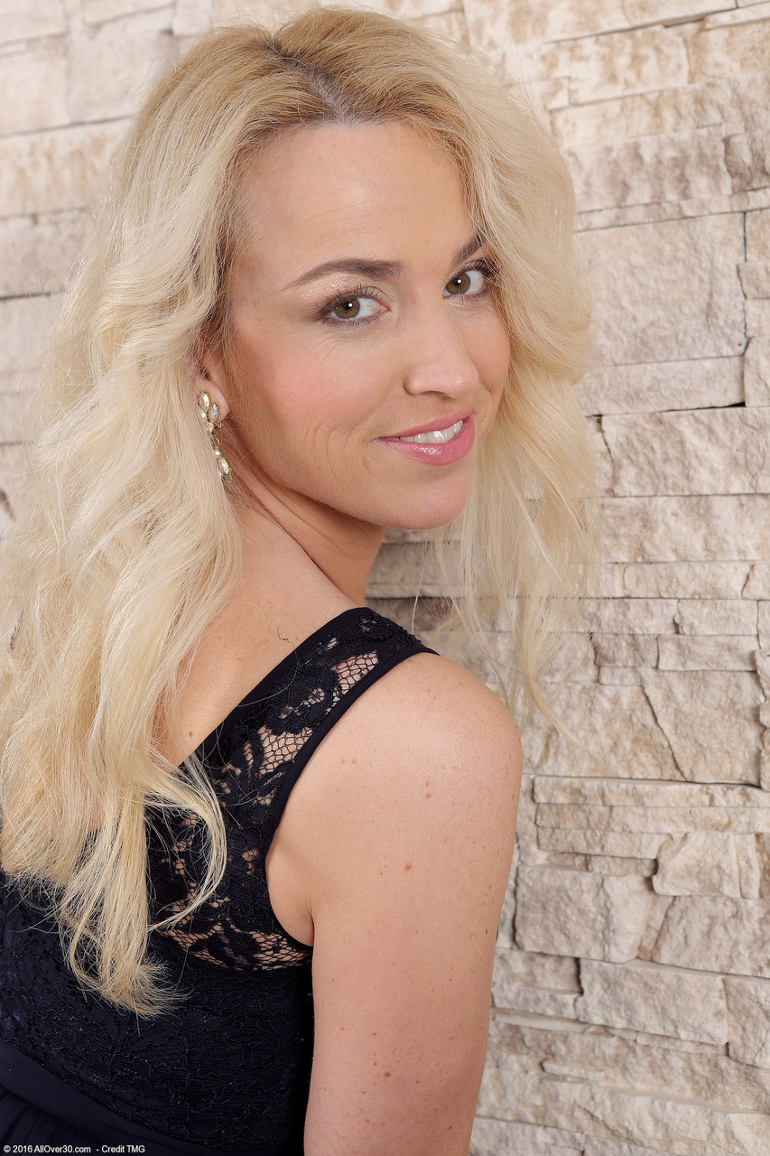 جميع الأعمار فوق ٣٠ إيف فالنتاين ميلف ثدي كبير شرجي كريمبي فم ثلاثي