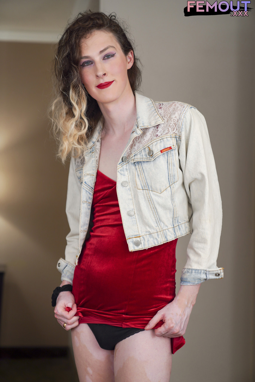 الشيميل بوني تتباهى بجسمها الموشوم ومؤخرتها الكبيرة وقضيبها الصغير