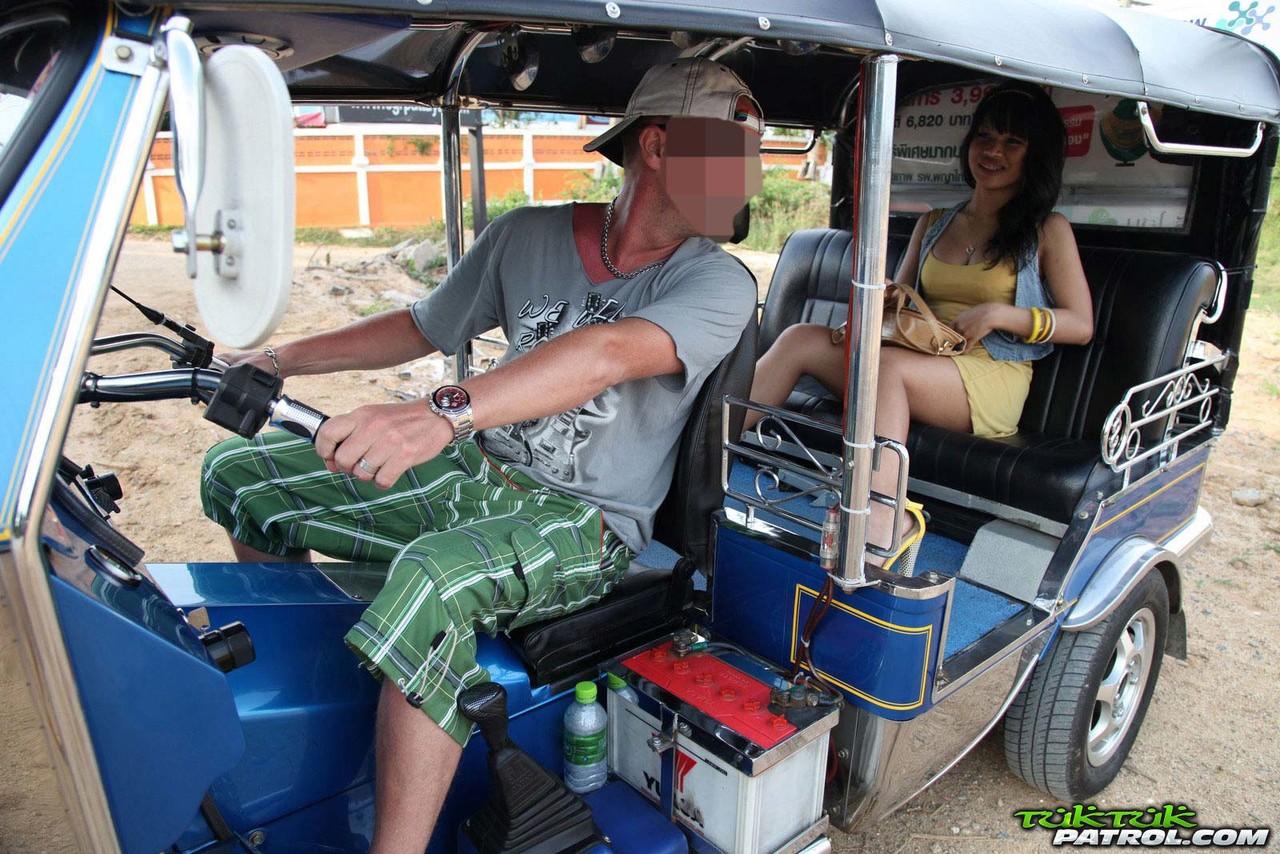 可爱泰国女孩脱下比基尼在泳池边无拘无束地做爱