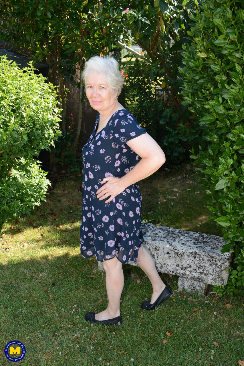 Caroline: Großbrüstige Oma Stript Auf Der Schaukel Und Spielt Mit Ihrer Dicken Fotze