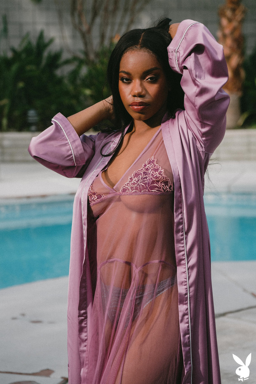 سيلين، فتاة سوداء، بزاز كبيرة، عارية، في الخارج