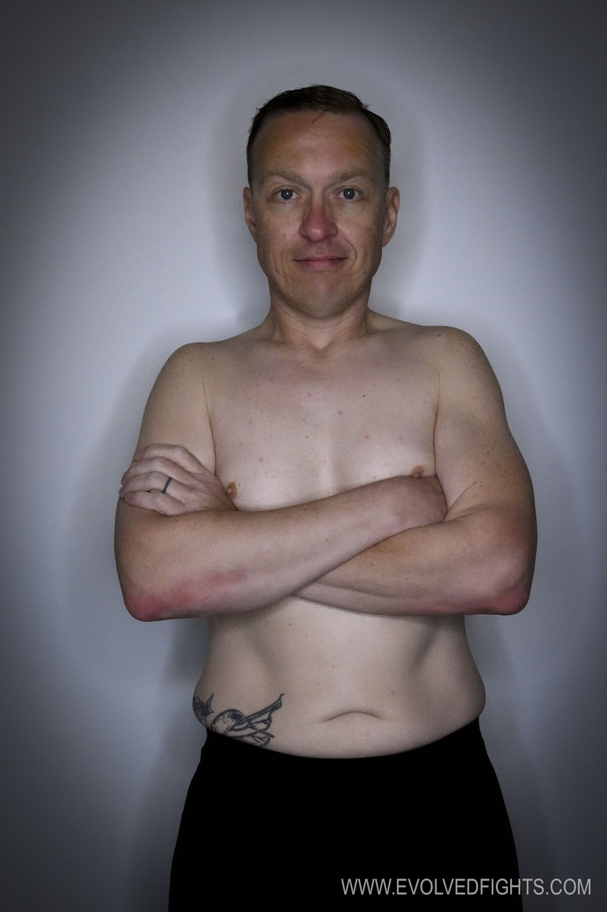 纹身摔跤手凯娅·伊芙被剥光并粗暴地操