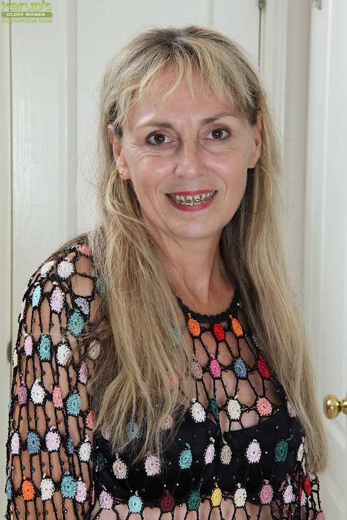 ソフィー、毛深い熟女、完璧な天然の小さな乳房を見せる