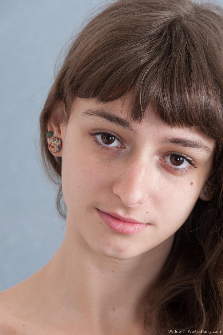 المراهقة النحيفة تتعرى لعرض جسدها الطبيعي غير المحلوق