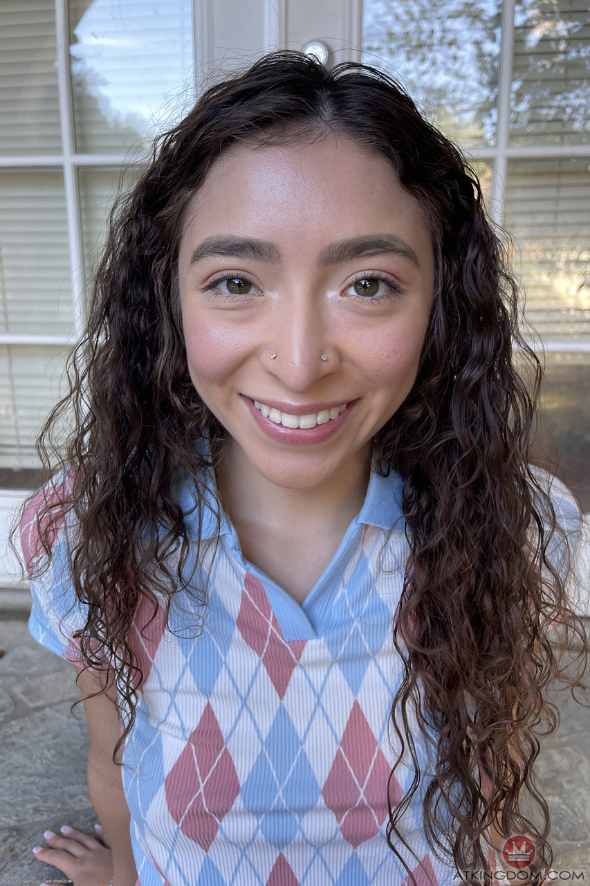 أمبر سمر فتاة هاوية لطيفة تكشف وتفتح فرجها في الهواء الطلق