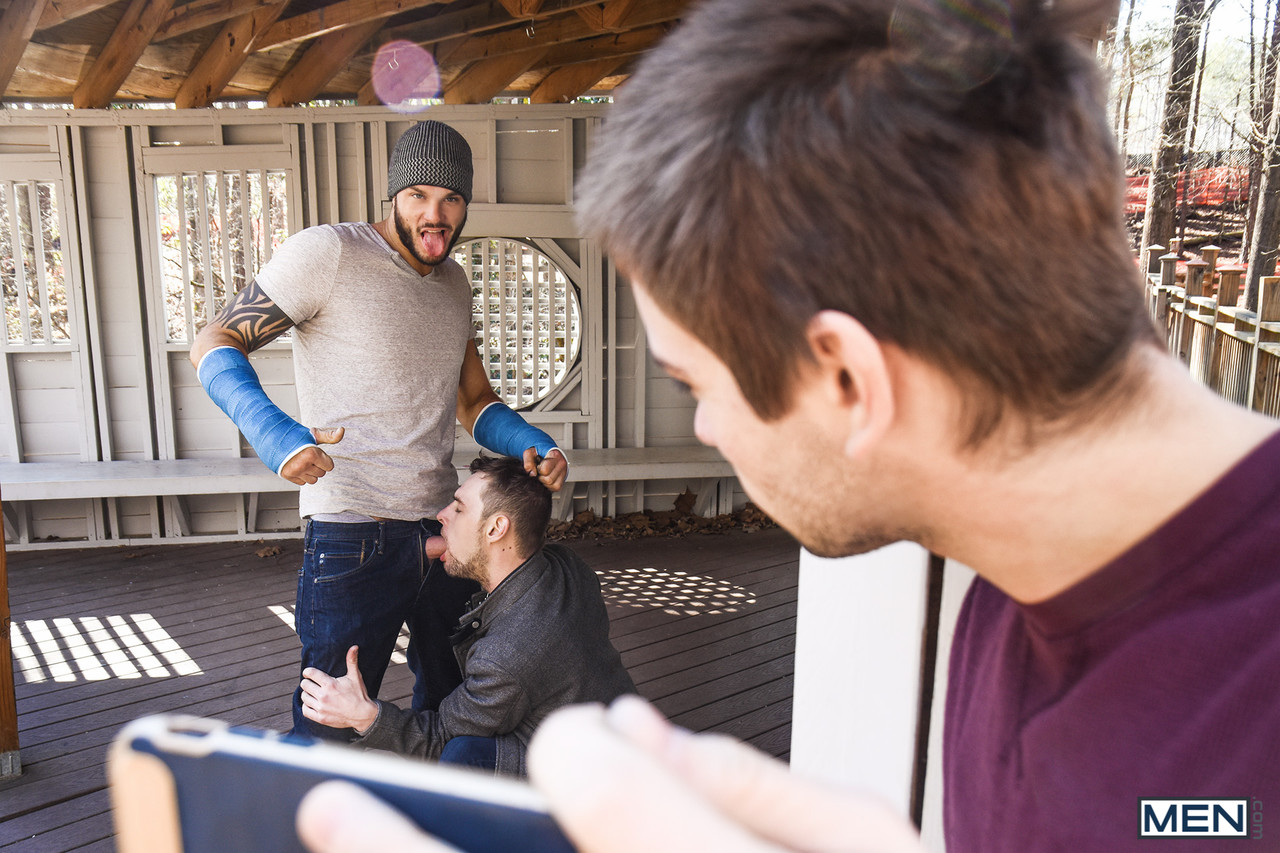 Partouze Gay Avec Un Hétéro Blanc Qui Rejoint Deux Mecs