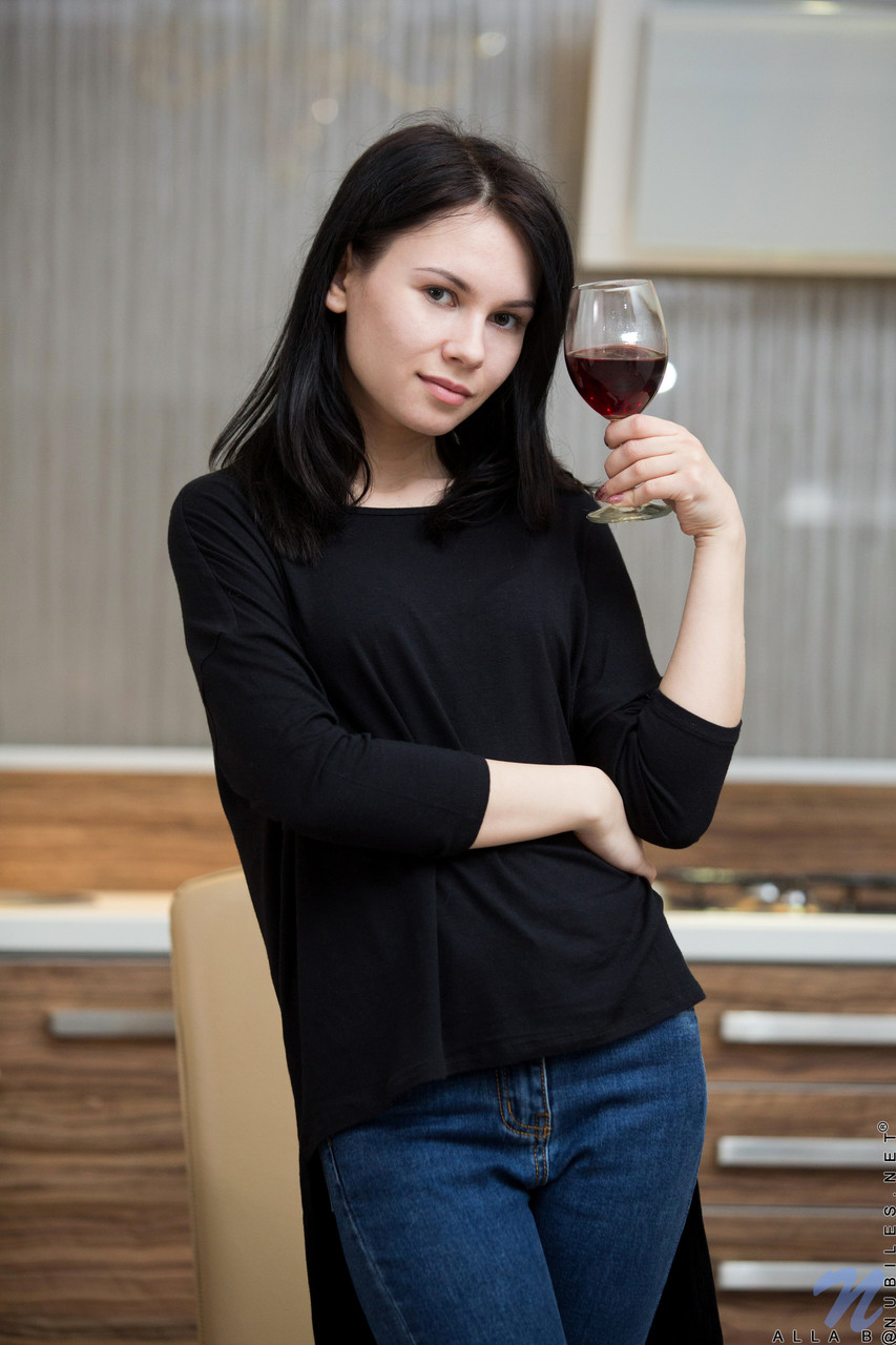 黒髪のティーンAlla B が彼女の熱いマンコを指で弄び、彼女の大きな尻をみせる