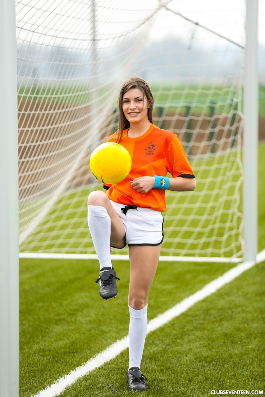 Club Seventeen की लिली पी की नग्न टीन तस्वीरें