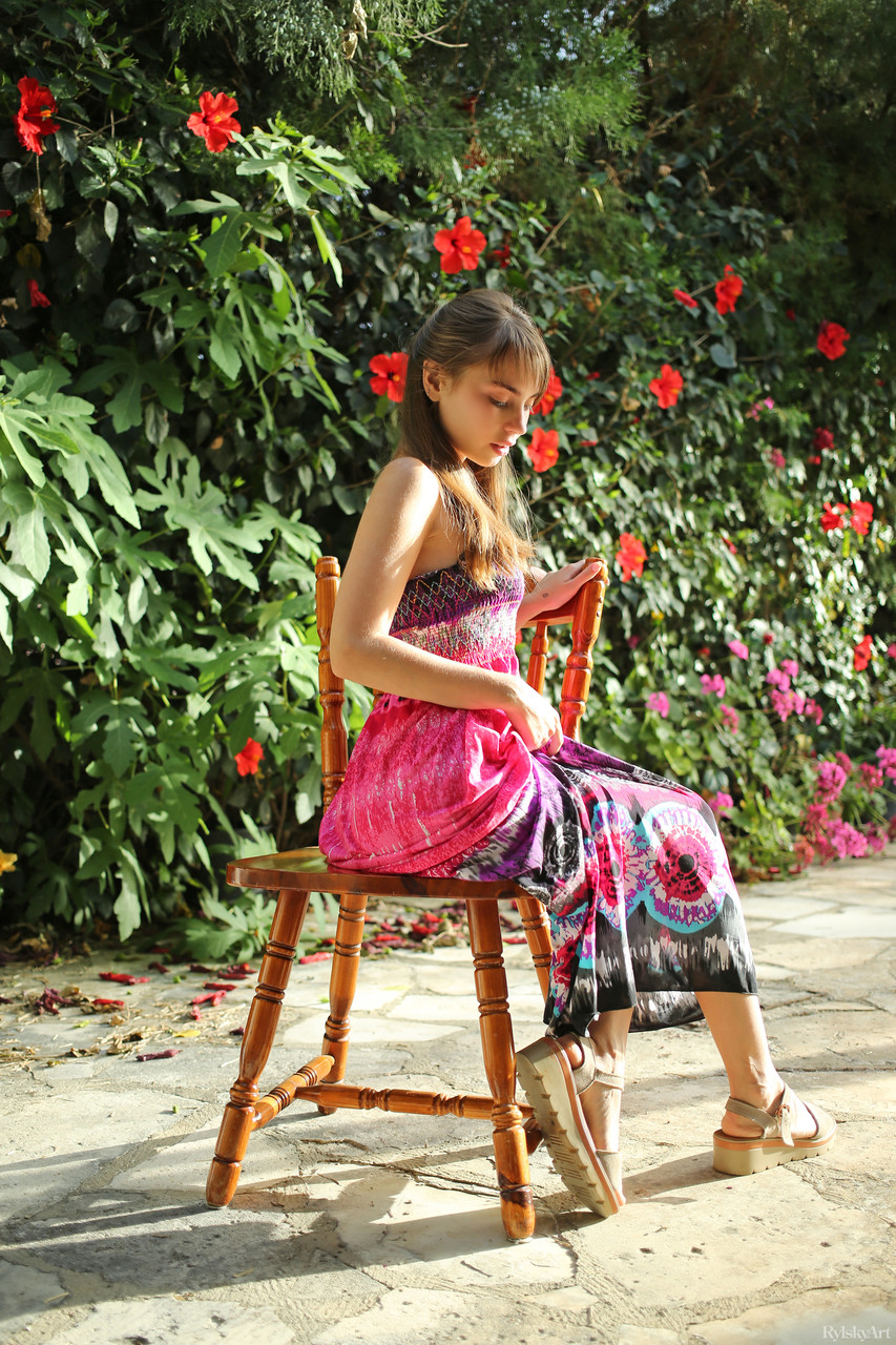 सोफी बी गार्डन में कपड़े उतारती है अपने स्तन और बड़े नितंबों को दिखाते हुए