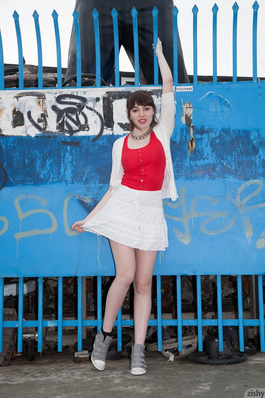 业余黑发黛比·沃格尔在公共场合掀起黑色内裤