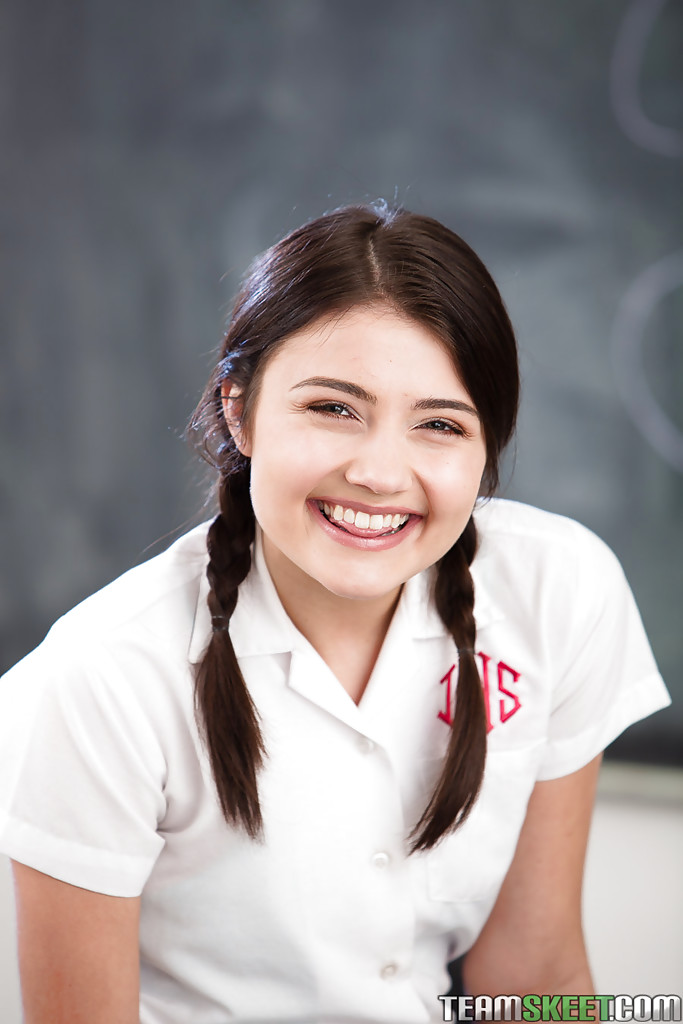 Adria Rae ソロティーン 小さな胸とツインテールの女子高生のお尻を露出