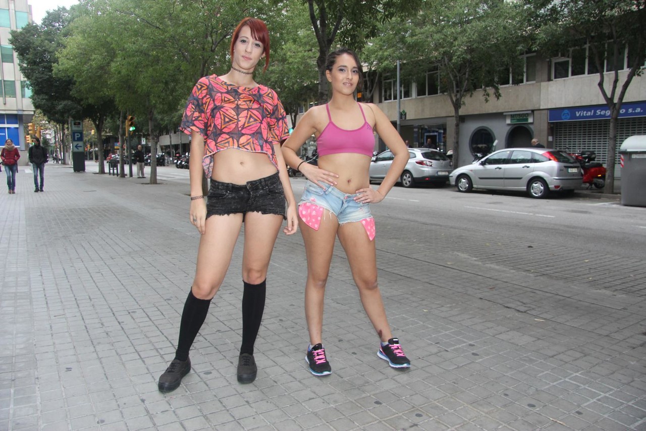 العاهرات اللاتينيات يقبلن في الشارع قبل ثلاثي في دورة المياه العامة