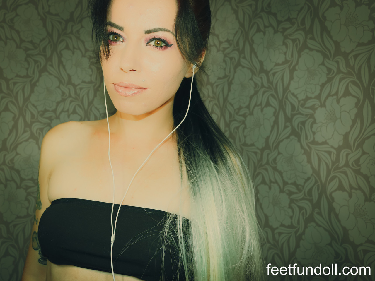 リサ・ドーヴ, ゴシックベイブ, ポージング, 髪を梳かす, ホット, トップ