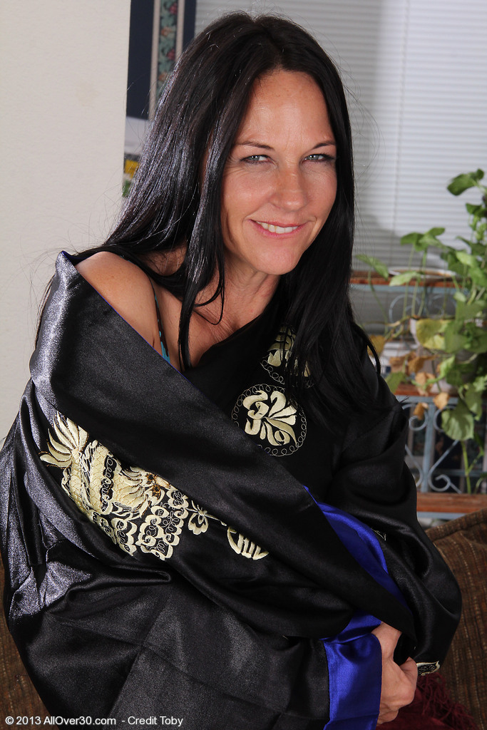 Kiera Blu Enlève Son String En Coton Pour Jouer Avec Sa Chatte Rasée