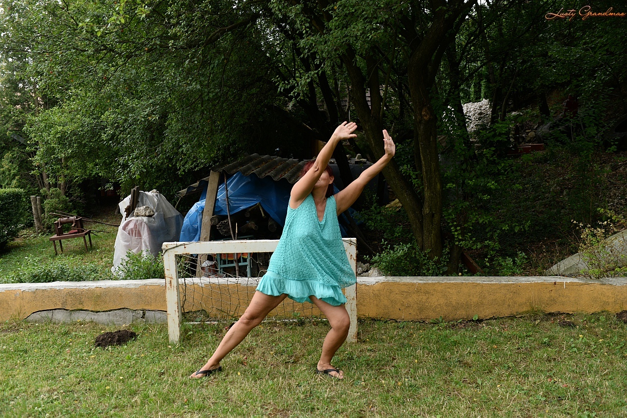 红发奶奶Livia掀起蓝色连衣裙露出丰满天然乳房