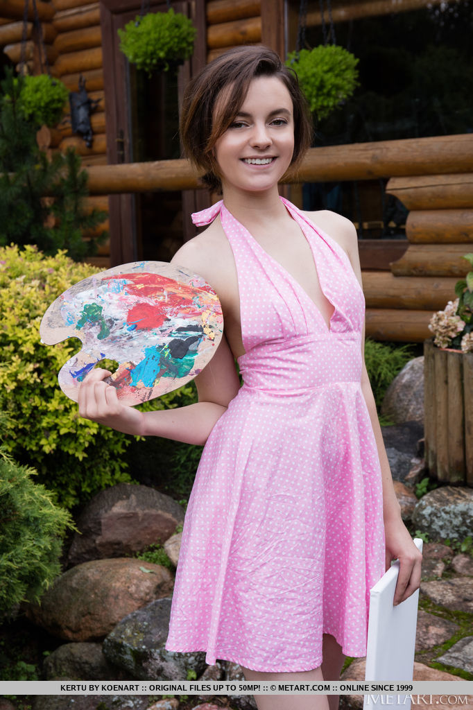 किशोरी केर्तु बैकयार्ड में पेंटिंग करते समय नंगी हो जाती है