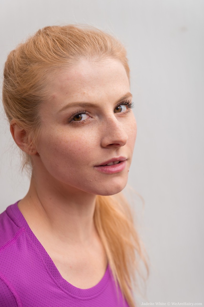 毛深いアマチュア ジェダイト・ホワイトがエアロバイク乗車後に開脚