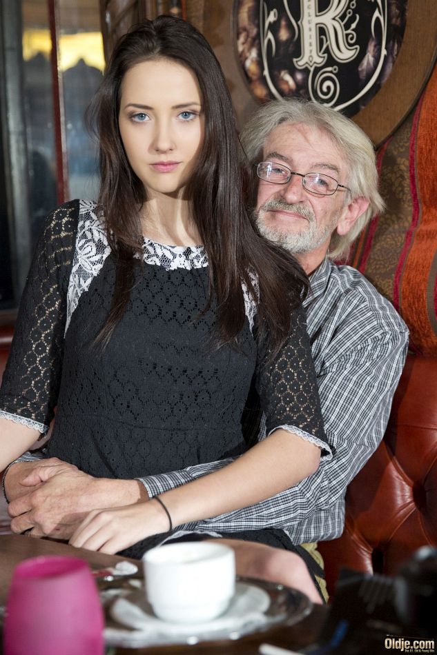 رجل عجوز قذر ينيك مراهقة شعرها بني في خيالها الجنسي