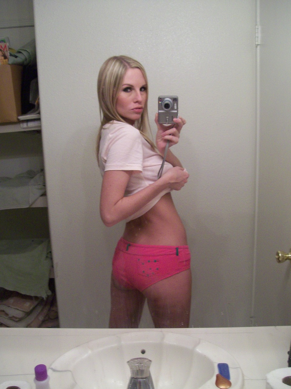 एमेच्यूर बेब न्यूड सेल्फी में बड़ी गांड और बूब्स दिखाती है