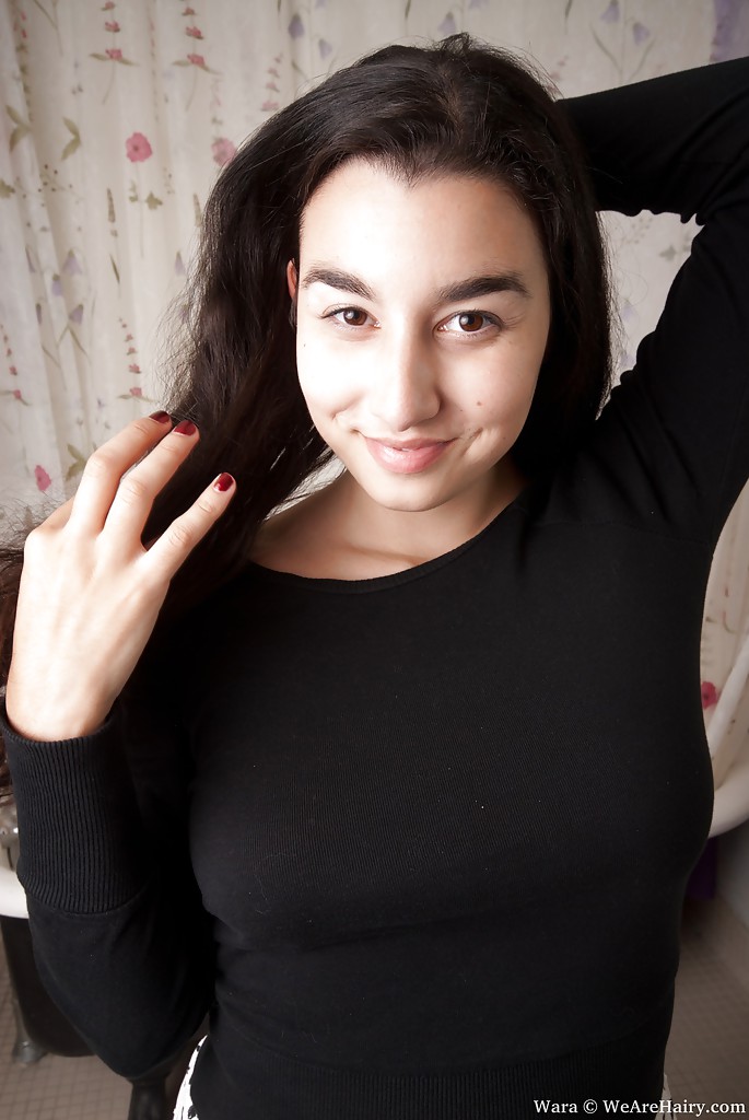 बेबी वारा अपने स्तनों को प्रकट करती है और बाथरूम में अपनी घने बालों वाली योनि को फैलाती है