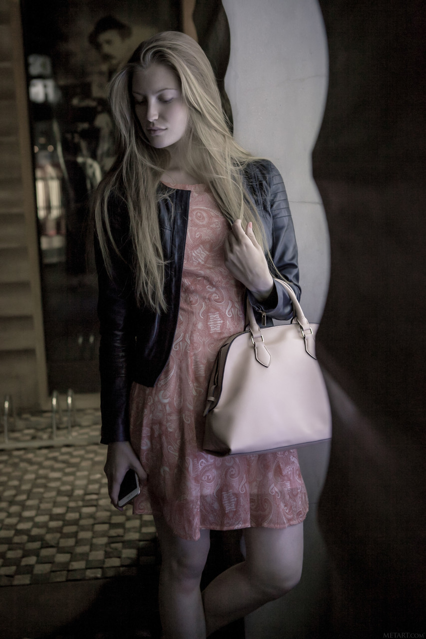 ブレトナ、グラマラスなソロで大きな尻と無邪気な穴を露出