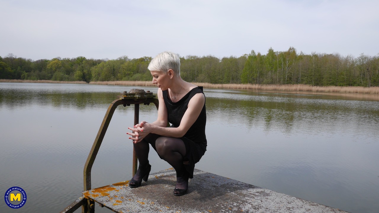 American Mia Wallace Flashes Pussy Outdoors