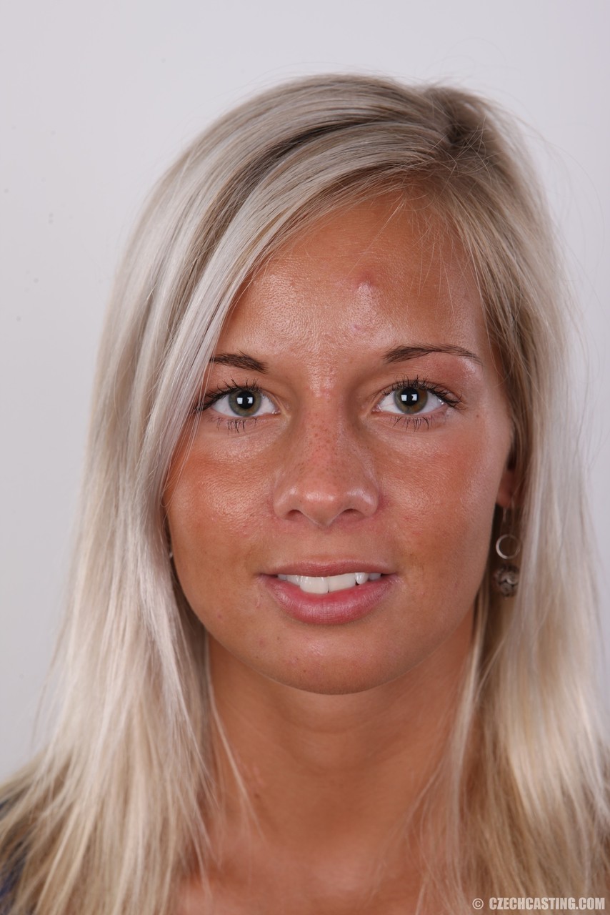 スレンダーな金髪素人アデラが小さな胸と引き締まった尻を見せるために脱ぐ