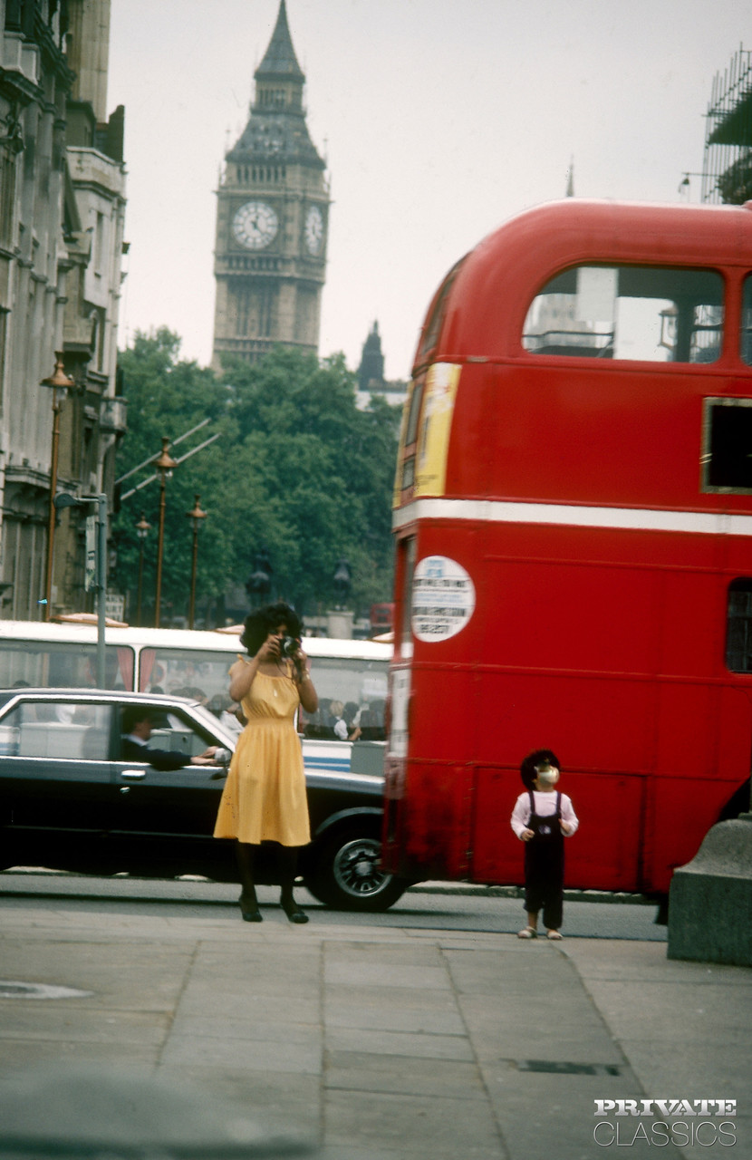 السيدة السوداء الفتاة الجميلة تحصل على قذف بعد ممارسة الجنس مع رجال بيض