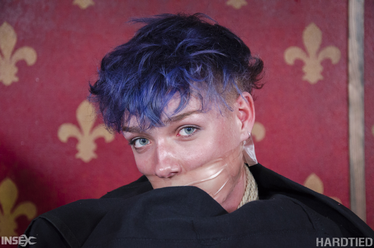 बाँधी हुई पतली लड़की बिल्ली निक्स को सेक्स दासी के रूप में इस्तेमाल किया गया