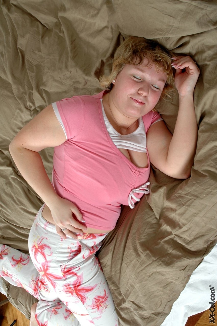 Jennifer Gordinha De Cabelo Curto Tira A Roupa Mostrando Enormes Seios Naturais