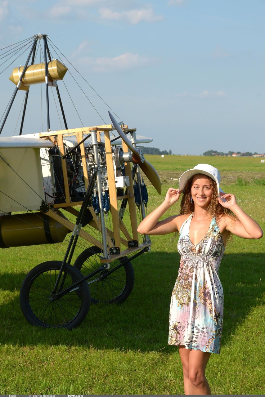 सरका डोमाई पोर्न छवियाँ प्रस्तुत करती है