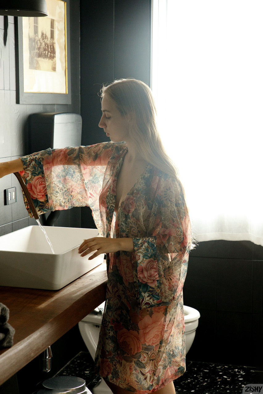 素晴らしいアマチュア美女クラウディア・ヴェネザが浴室で裸でポーズ