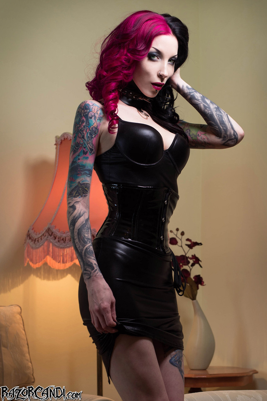 ゴスモデルRazor Candi スパイクカラーとヒールでソファに裸で座る