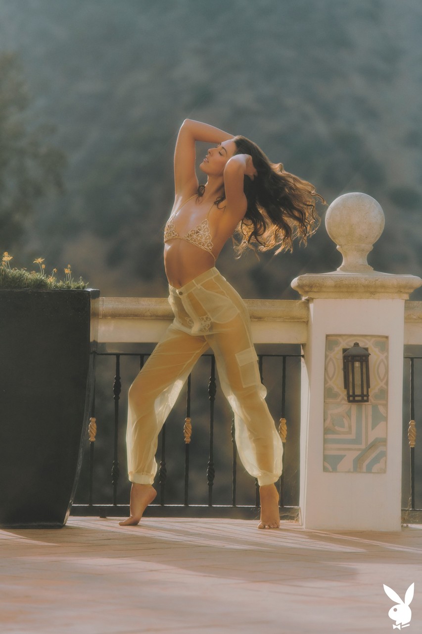 瘦美女布雷特巴莱塔在户外展示小胸部和修剪过的阴毛