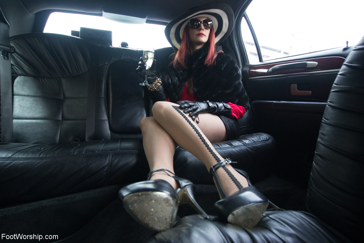 Maitresse Madeline Marlowe: Dominatrix Spreads In Limo And Flashes Her Sassy Ass