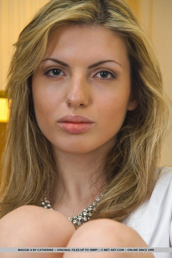 Skinny Pin-Up Girl Maggie A Removes Nightgown To Show Off Her Twat