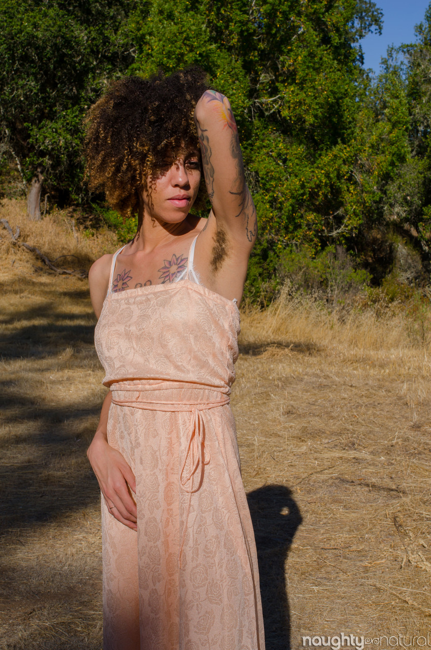 केंदी ओह, विदेशी काली सुंदरता, बाहर अपने बालों वाले टैटू वाले शरीर को दिखाती है