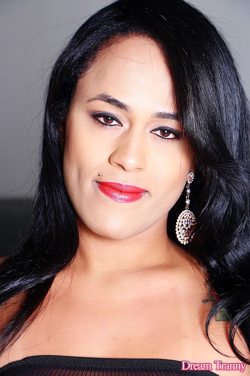 गोरम गरम Shemale Mariana Rios अपने आप को हस्तमैथुन करती है जबकि एक Fucking मशीन द्वारा गुदा मैथुन किया जा रहा है