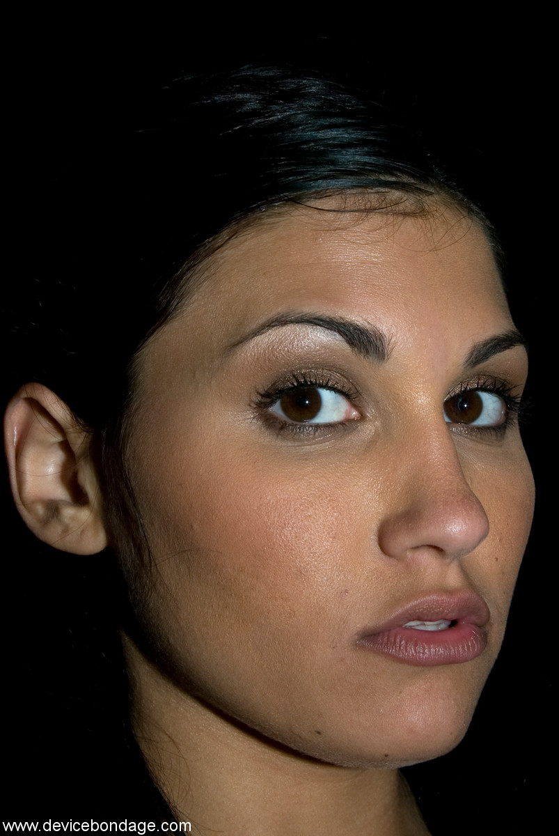 विनम्र हॉटी मिस जेड इंडिका को कोड़े लगते हैं और अपमानित किया जाता है