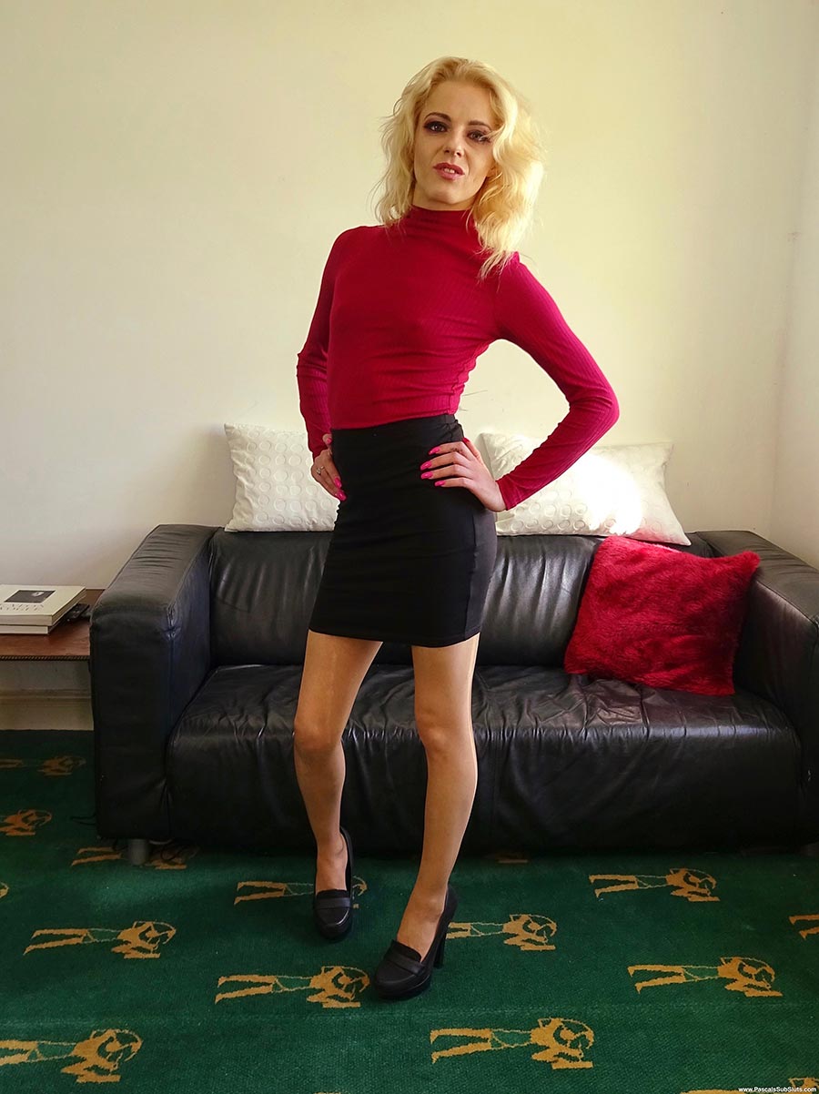 金髪従順娘エイプリル・ペイズリー裸になった後に口をテープで塞がれる