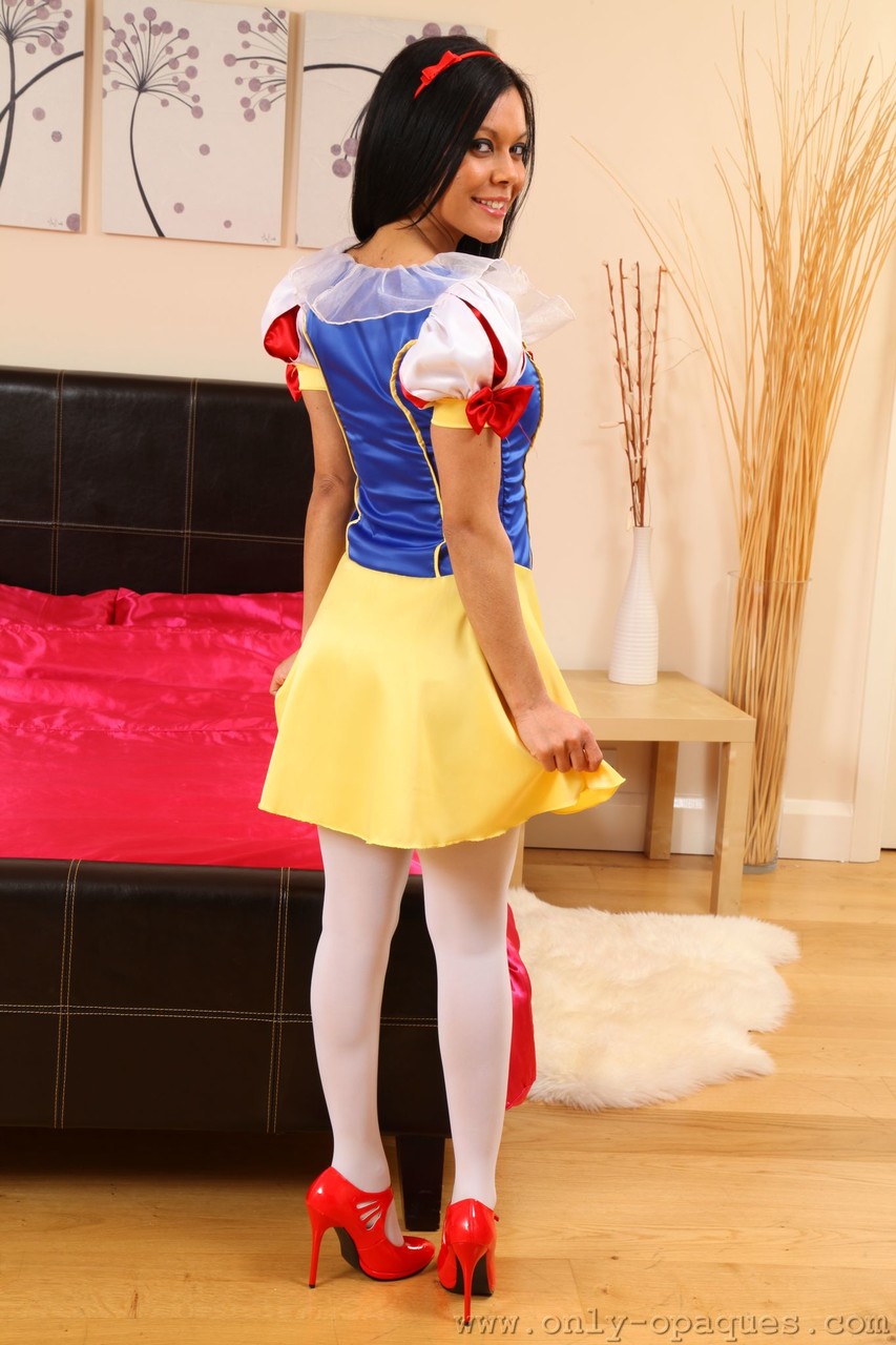 अशलेइघ क्लेयर स्नो व्हाइट पोशाक में स्ट्रिप्स और टॉपलेस पोज देती है पेंटीहोज में