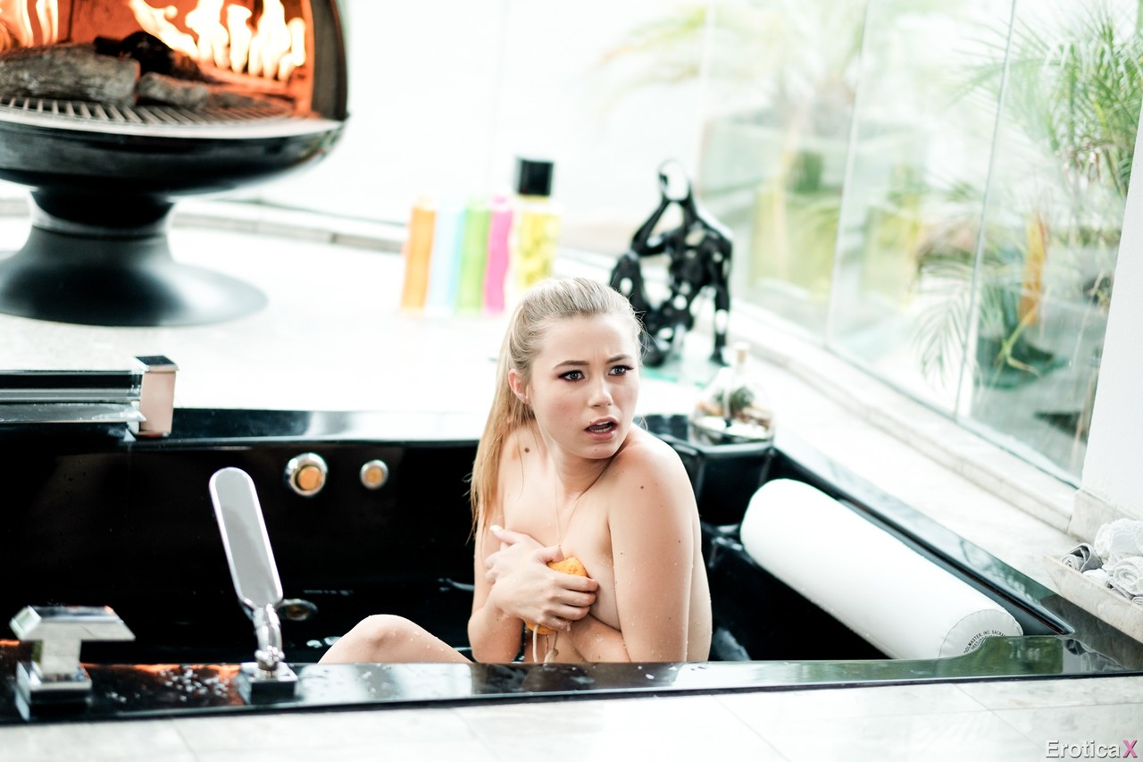 Carolina Sweetsと義理の兄が埋め込み式バスタブのそばでセックス