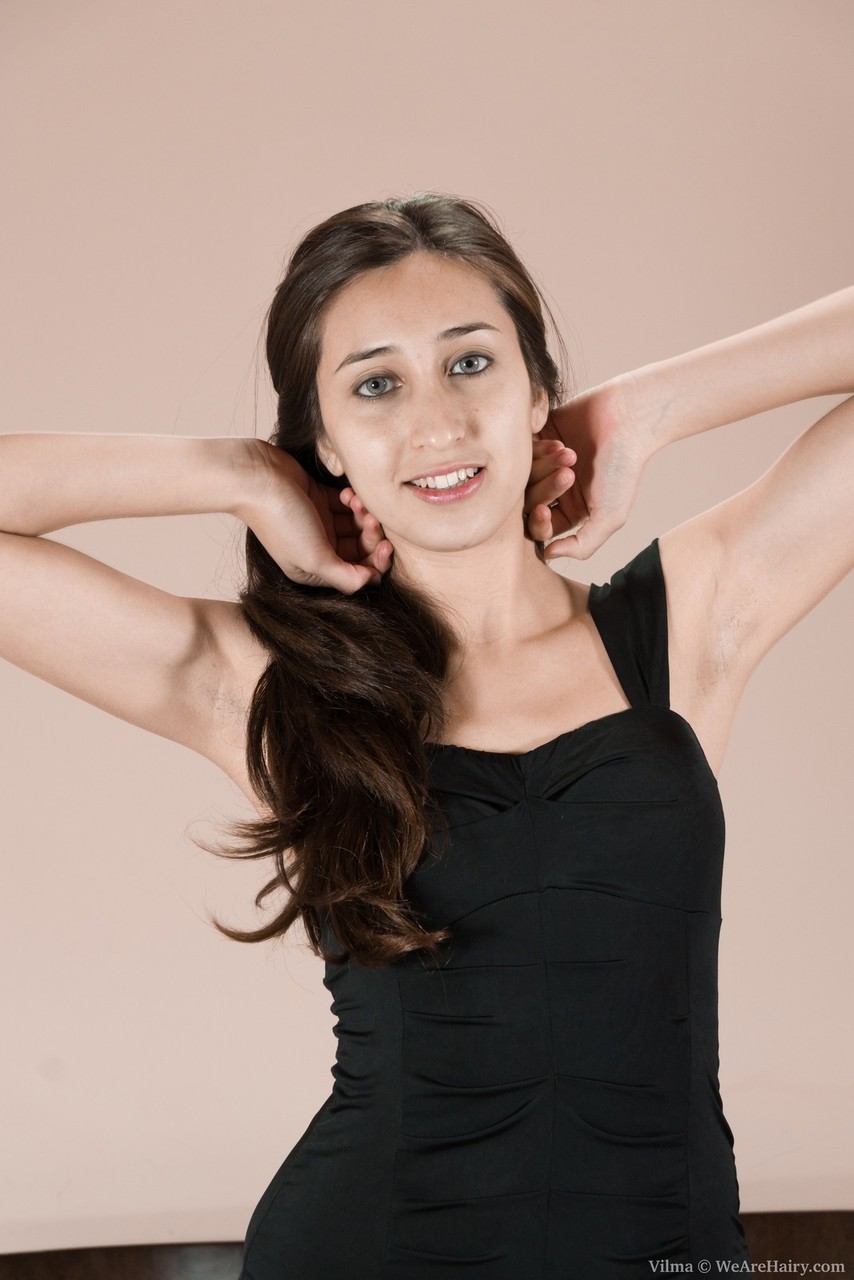 किशोरी अकेली लड़की प्राकृतिक योनि नग्न पोज़िंग पदार्पण