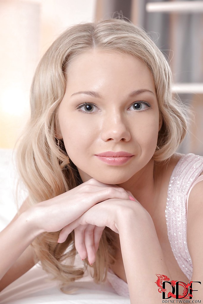 فتاة جميلة تخلع فستانها وتكشف كسها المحلوق