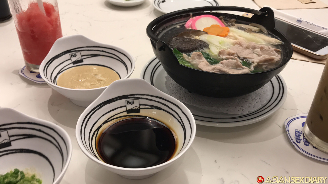 Maigre Adolescente Aux Grands Yeux Se Déshabille Et Écarte Ses Jambes Mincres Pour Une Baise Intense