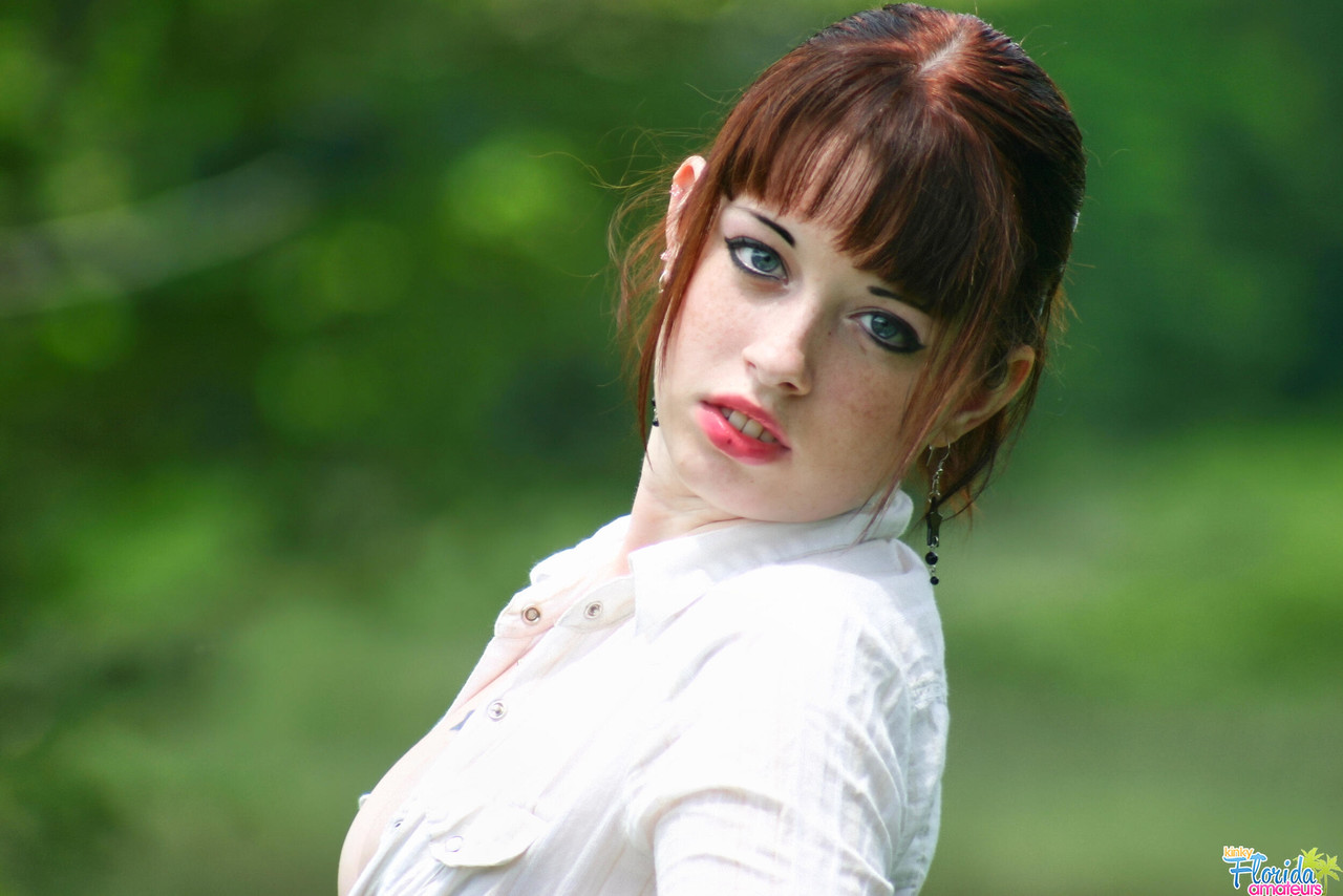 बार्बी ए घास के मैदान में अपने स्तनों को उजागर करती है - शौकिया लाल बालों वाली लड़की